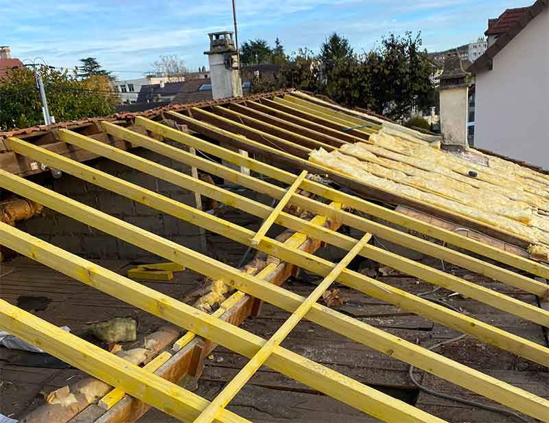 Étanchéité toit plat terrasse - PROMAGERY COUVERTURE : Artisan Couvreur étancheur dans le Maine-et-Loire (49). Étanchéité toit plat terrasse : plateforme par membrane en bitume goudronné . Isolation combles et toiture. Afin de vous garantir un service de proximité,PROMAGERY COUVERTURE intervient dans les meilleurs délais dans le Maine-et-Loire (49) ainsi qu’aux alentours, à 50 km, dans La Sarthe ( 72), La Mayenne (53), l’Ille-et-Vilaine (35) et la Loire Atlantique (44). Promagery Couverture  Nous sommes à votre écoute pour tous vos projets d’étanchéité toit plat terrasse et d’isolation combles et toiture.